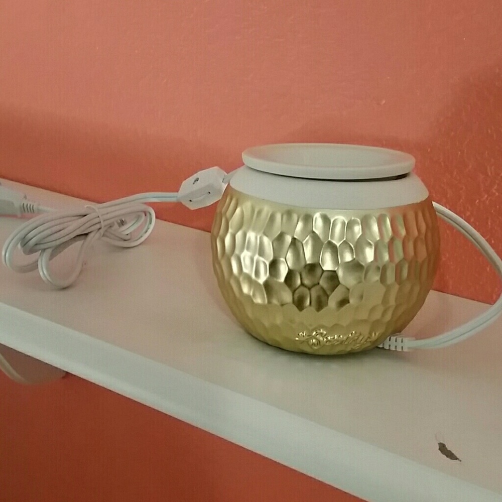 BRAND NEW scentsy goldsmith warmer